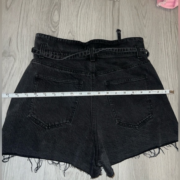 Forever 21 Black Denim Cut Off Belted Mom Jean Shorts High Rise Size 27 - Picture 6 of 7